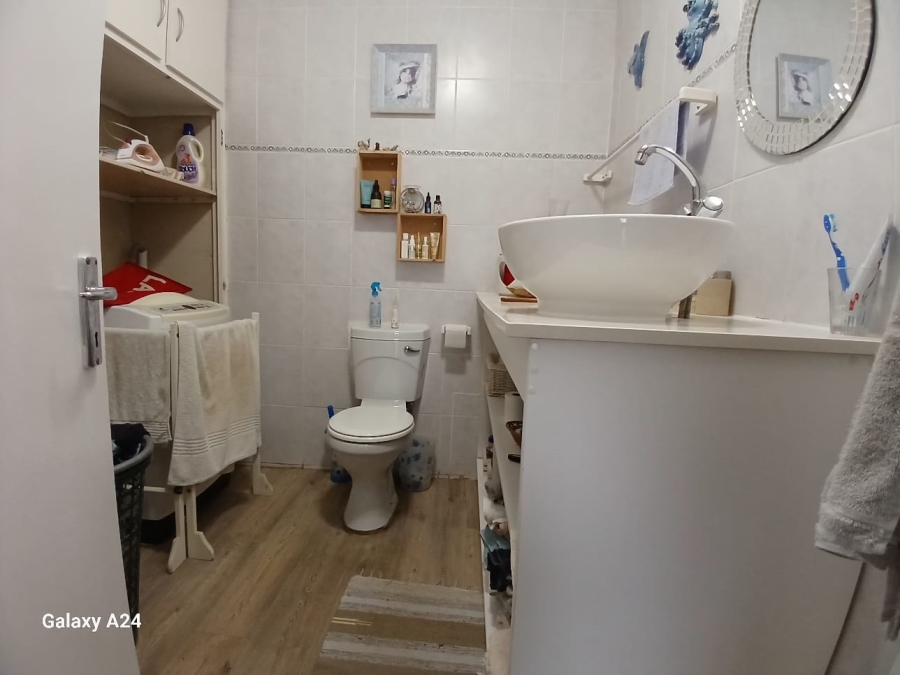 5 Bedroom Property for Sale in Beacon Bay Eastern Cape